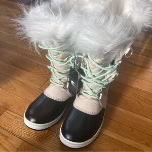 NWT Sorel Tofino II snow boots in fawn/sea sprite